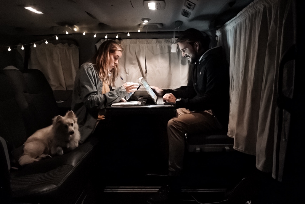 nomadismo digital nomadas digitales vanlife vanlifers couple travel viajes viajeros furgoneta