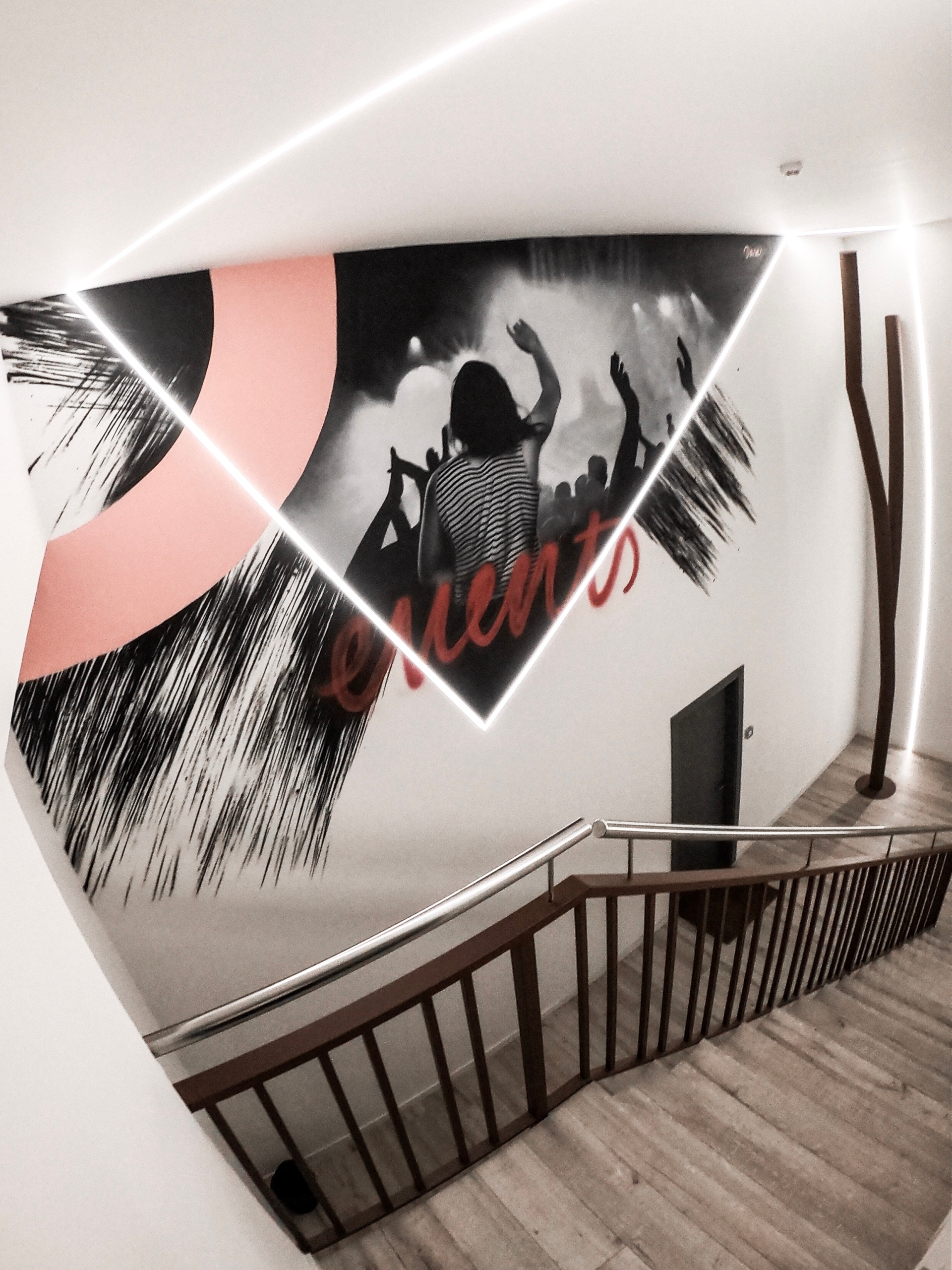 Mural pintado en las paredes interiores de las oficinas de Events Mural pintado en las paredes interiores de las oficinas de Events
