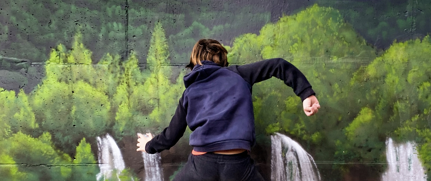 Mural Pintado Con Paisaje De Cascadas Bosque Y Vegetación. Graffiti En Paredes Exteriores De Patios Terrazas Y Jardines 1500x630