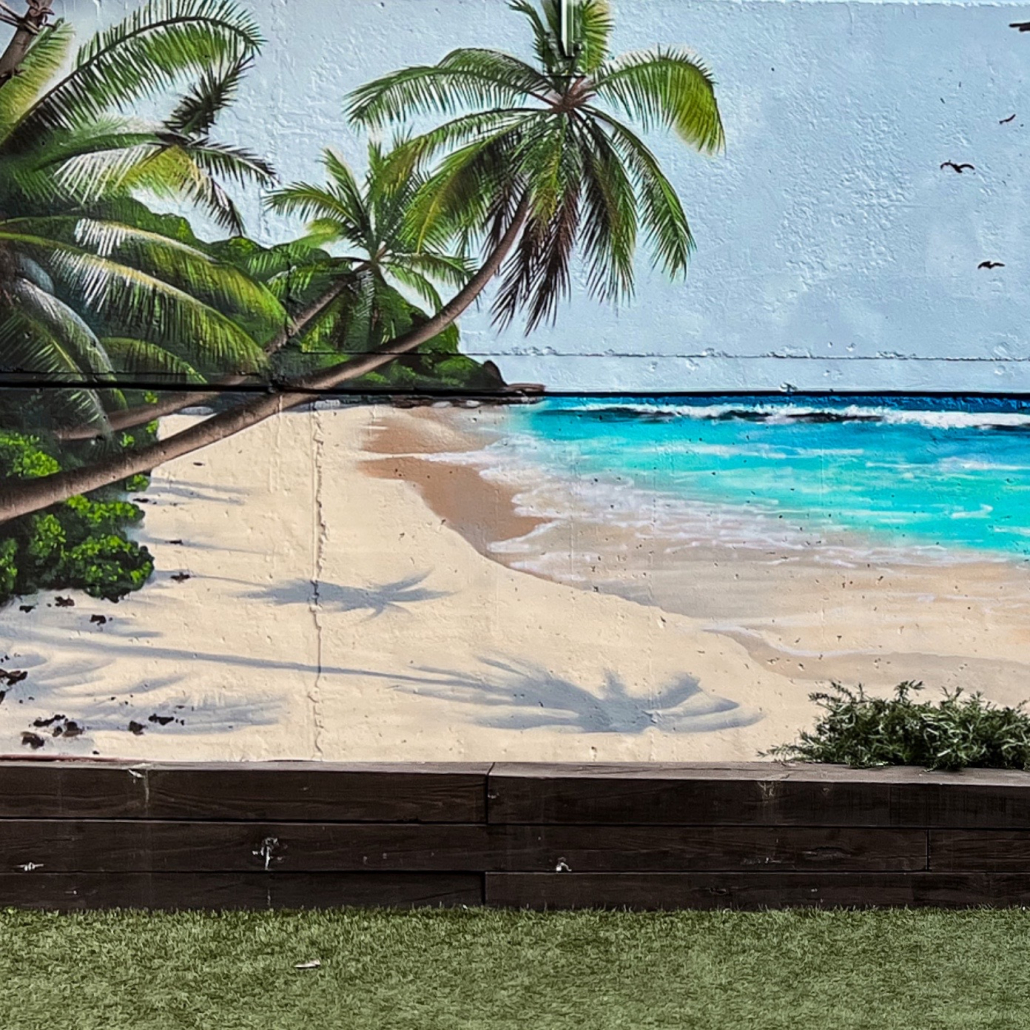Mural de playa 3D pintado a mano en pared exterior de patio con piscina