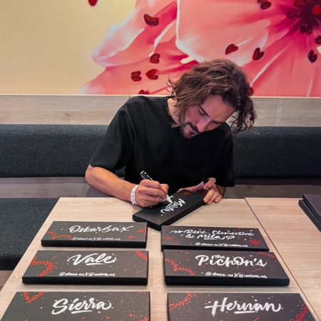 Gift box live personalization with hand lettered names for VIP, influencers and brand ambassadors during corporate events.