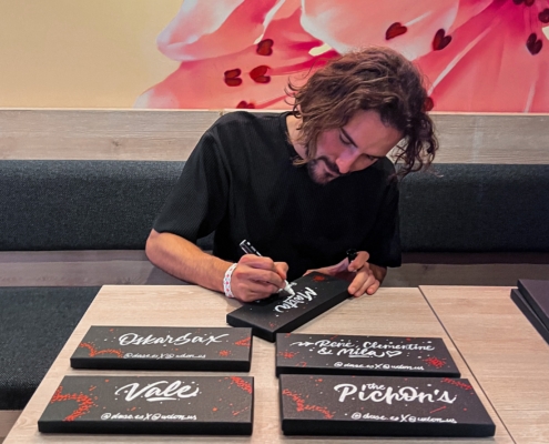 Gift box live personalization with hand lettered names for VIP, influencers and brand ambassadors during corporate events.