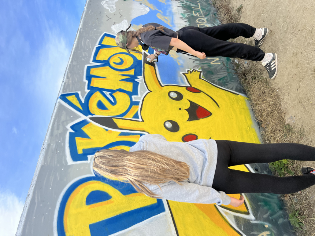 Interpretación artística de Pikachu en un taller de graffiti para niños y jóvenes entusiastas del arte urbano.
