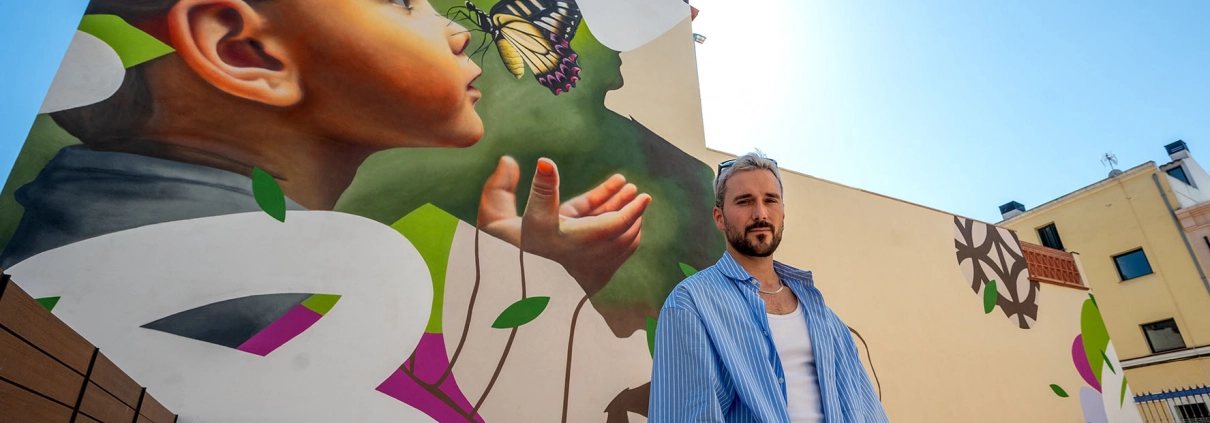 El artista Dase y sus murales en La Garriga (Barcelona). Foto: Toni Torrillas.