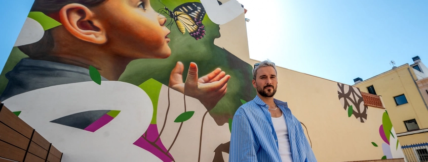 El artista Dase y sus murales en La Garriga (Barcelona). Foto: Toni Torrillas.