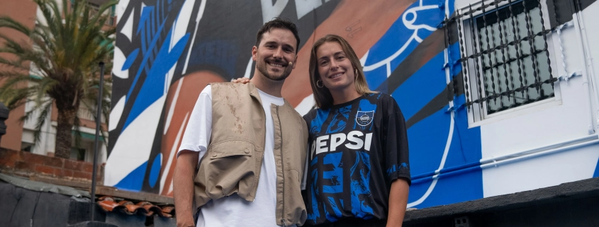 Alexia Putellas y Dase delante de su mural en Mollet
